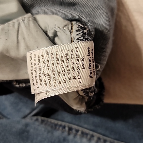 Like New Maternity distressed Jeans size small - Picture 9 of 9